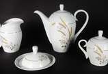 Porcelana Schmidt (1943),  - Aparelho de jantar, chá e café de porcelana Schmidt branca com ramos de trigo, composto de: 12 pratos rasos, 12 pratos fundos, sopeira, molheira, prat