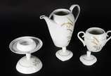 Porcelana Schmidt (1943),  - Aparelho de jantar, chá e café de porcelana Schmidt branca com ramos de trigo, composto de: 12 pratos rasos, 12 pratos fundos, sopeira, molheira, prat