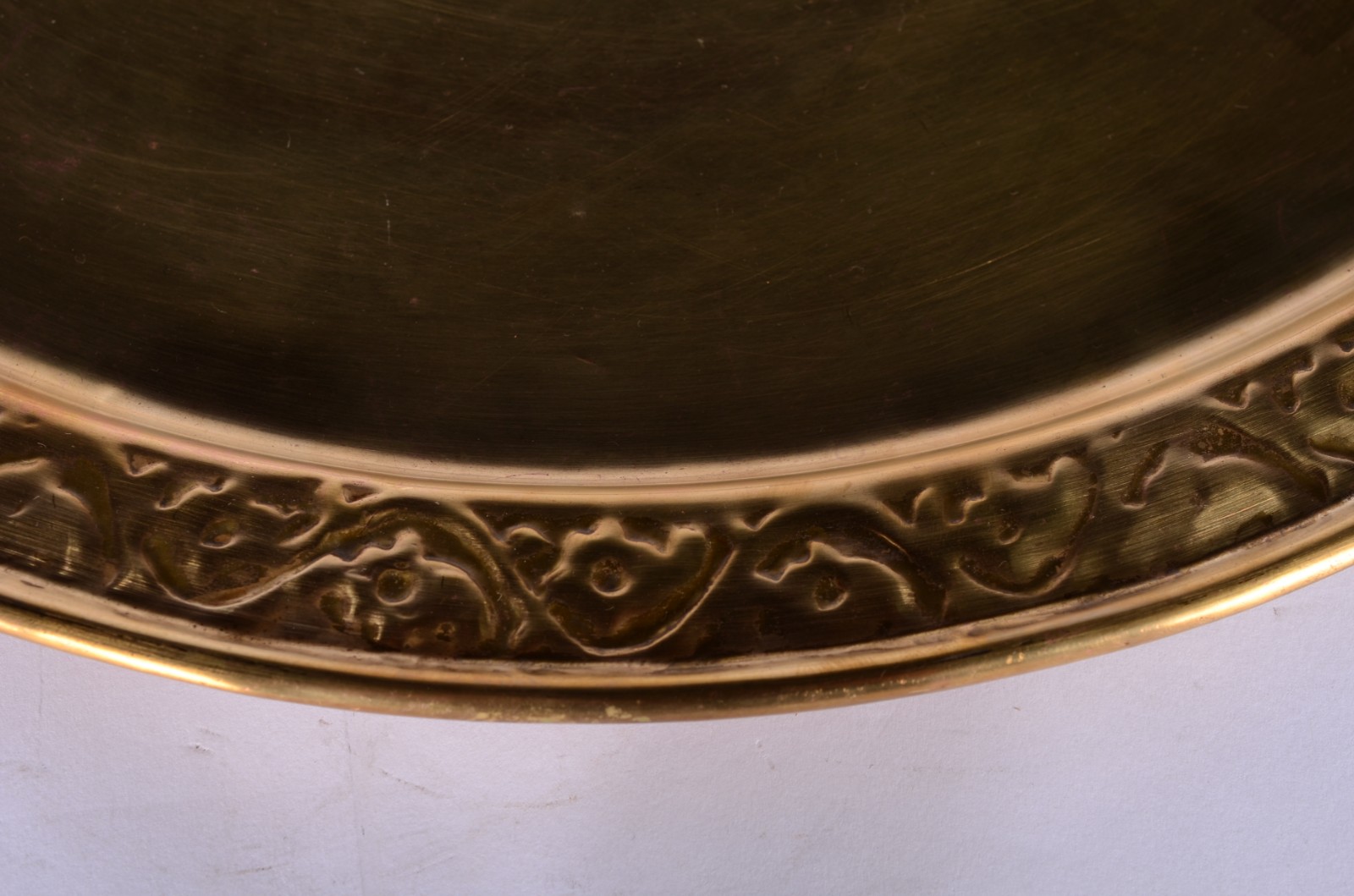 Sete peças diversas de metal dourado oriental. - foto 3 de 11