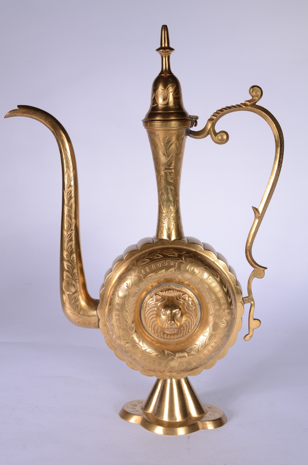 Sete peças diversas de metal dourado oriental. - foto 4 de 11