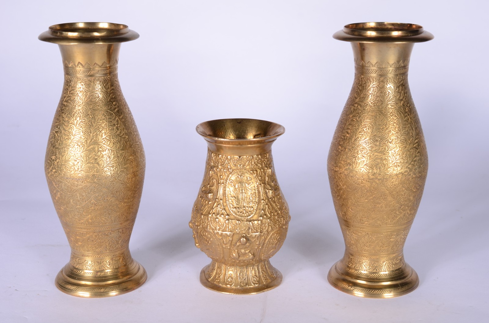 Sete peças diversas de metal dourado oriental. - foto 8 de 11