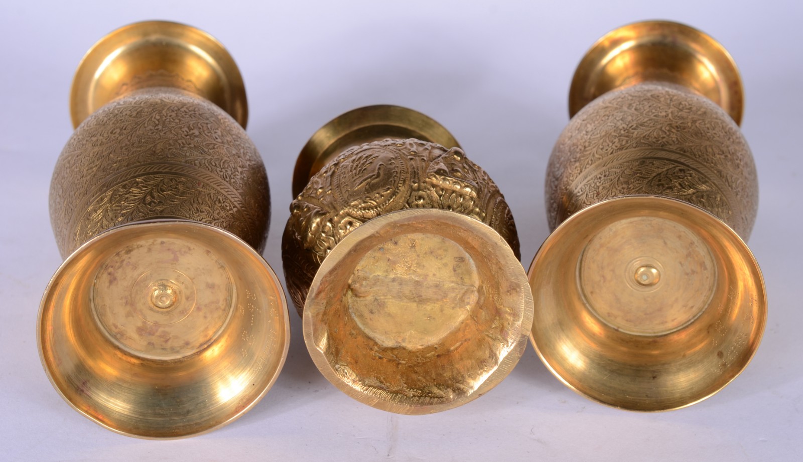 Sete peças diversas de metal dourado oriental. - foto 9 de 11