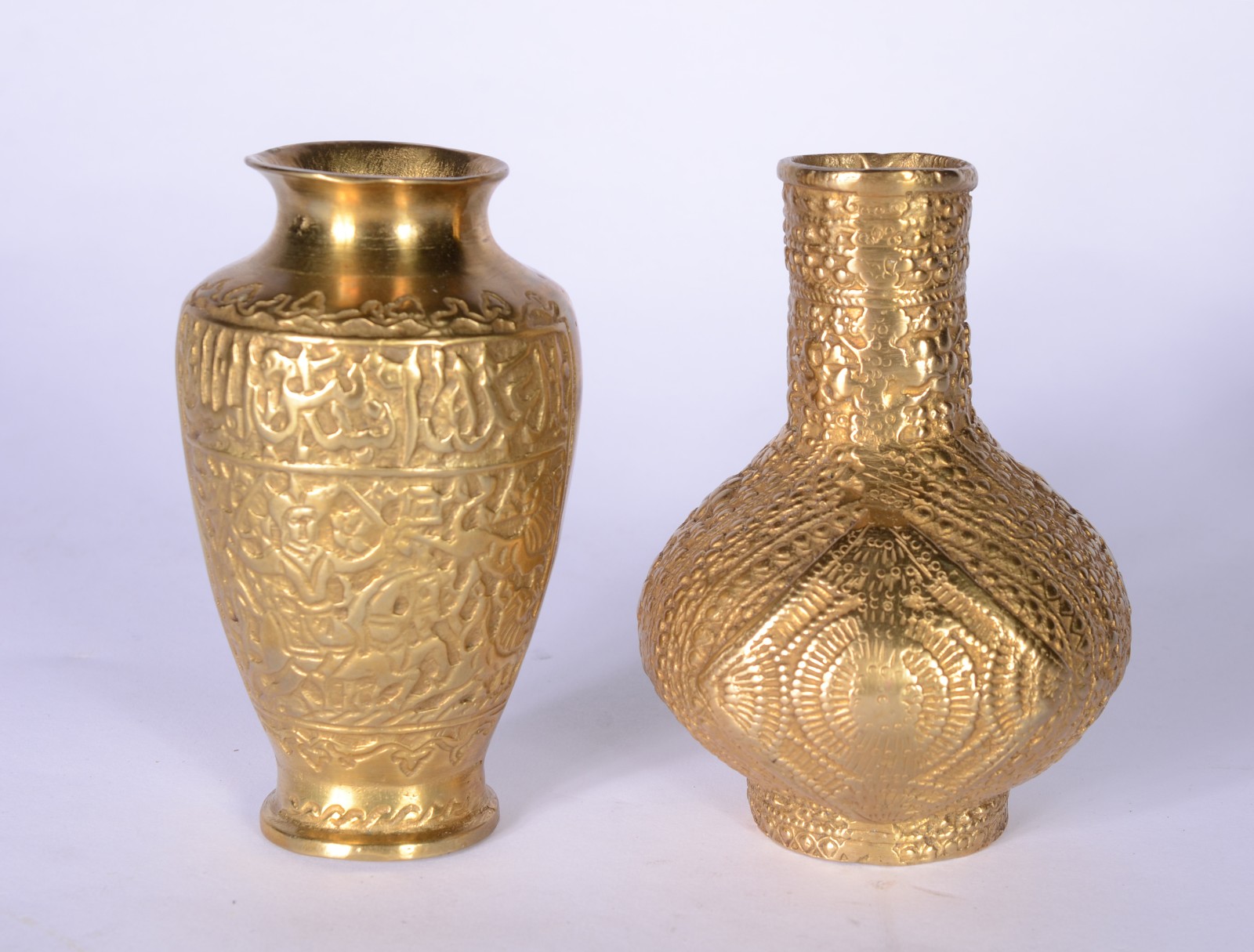 Sete peças diversas de metal dourado oriental. - foto 10 de 11