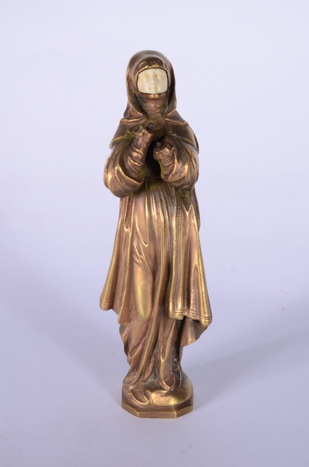 Escultura representando figura feminina com véu e manto de bronze e... - foto 1 de 8