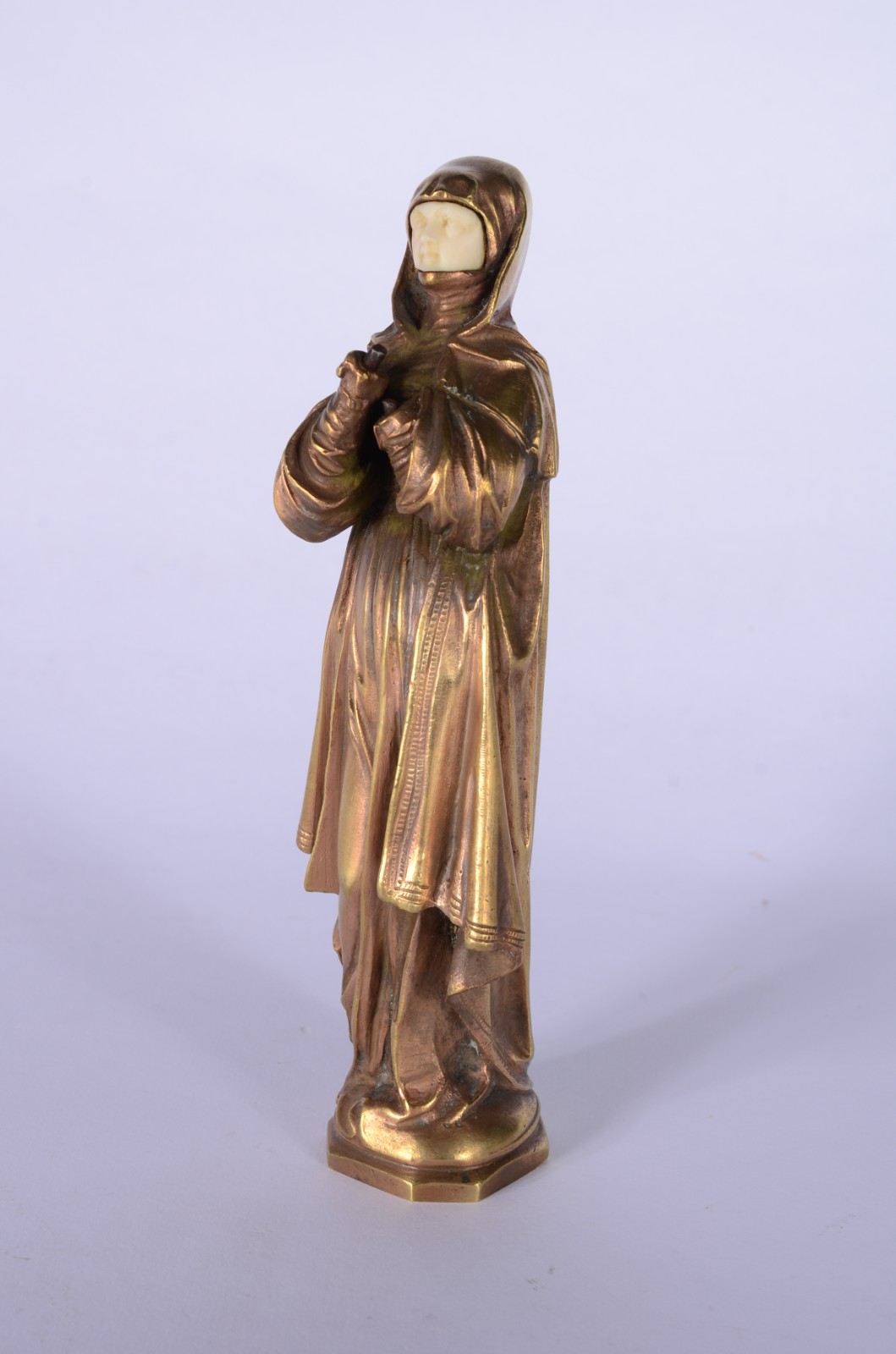 Escultura representando figura feminina com véu e manto de bronze e... - foto 2 de 8