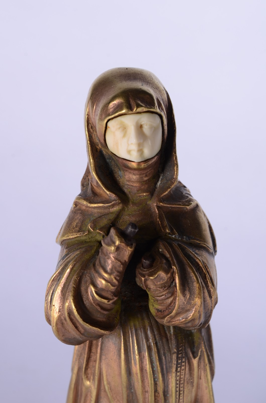 Escultura representando figura feminina com véu e manto de bronze e... - foto 3 de 8
