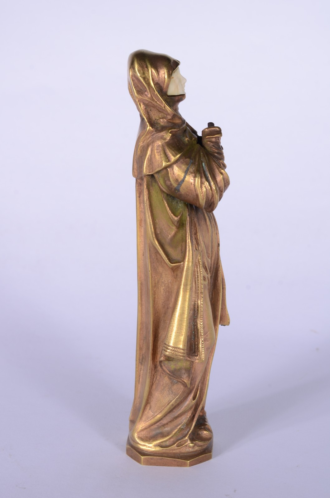 Escultura representando figura feminina com véu e manto de bronze e... - foto 4 de 8