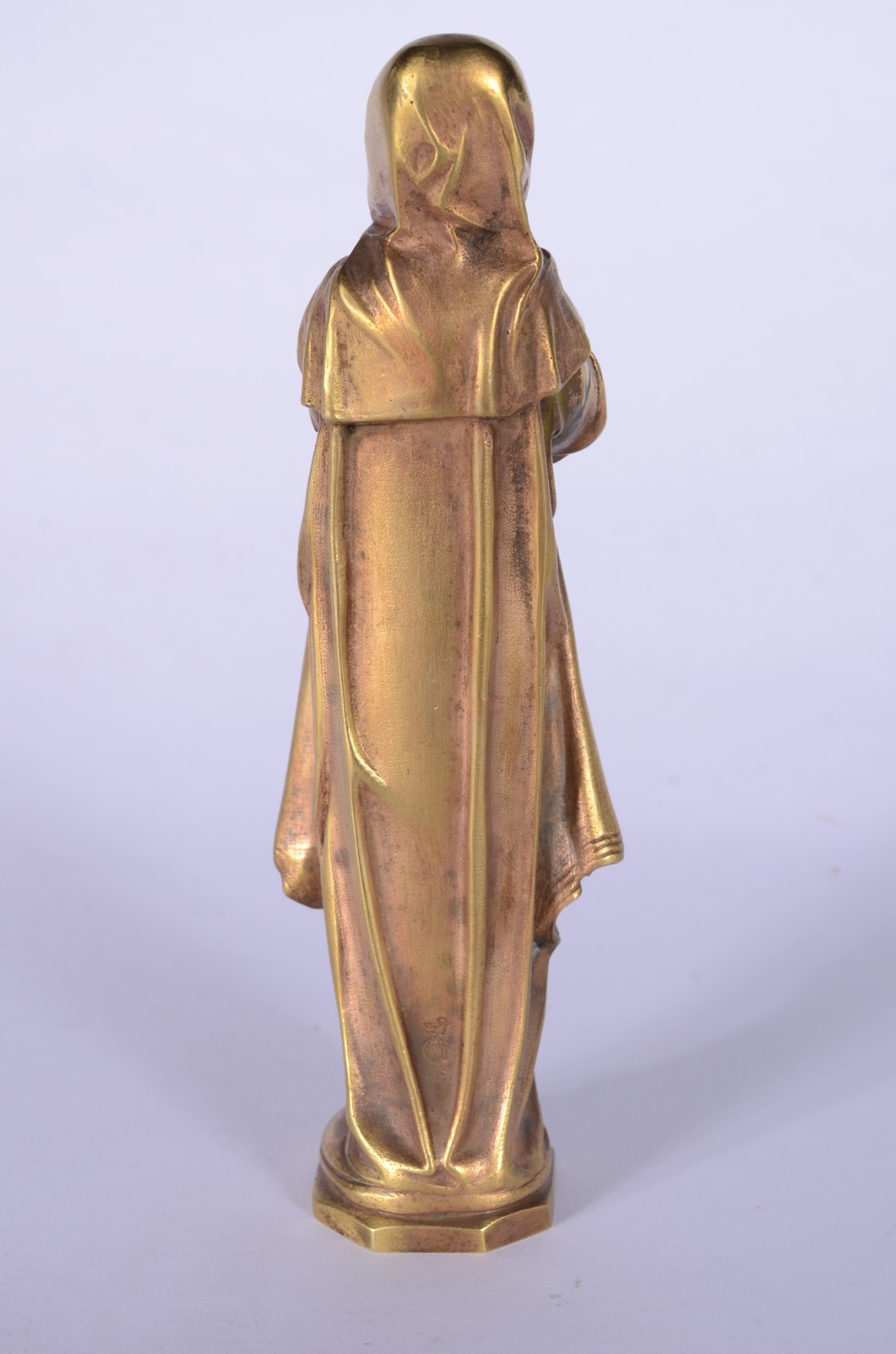Escultura representando figura feminina com véu e manto de bronze e... - foto 5 de 8