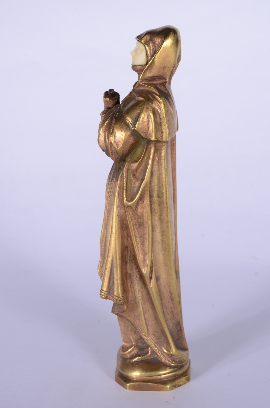 Escultura representando figura feminina com véu e manto de bronze e... - foto 6 de 8