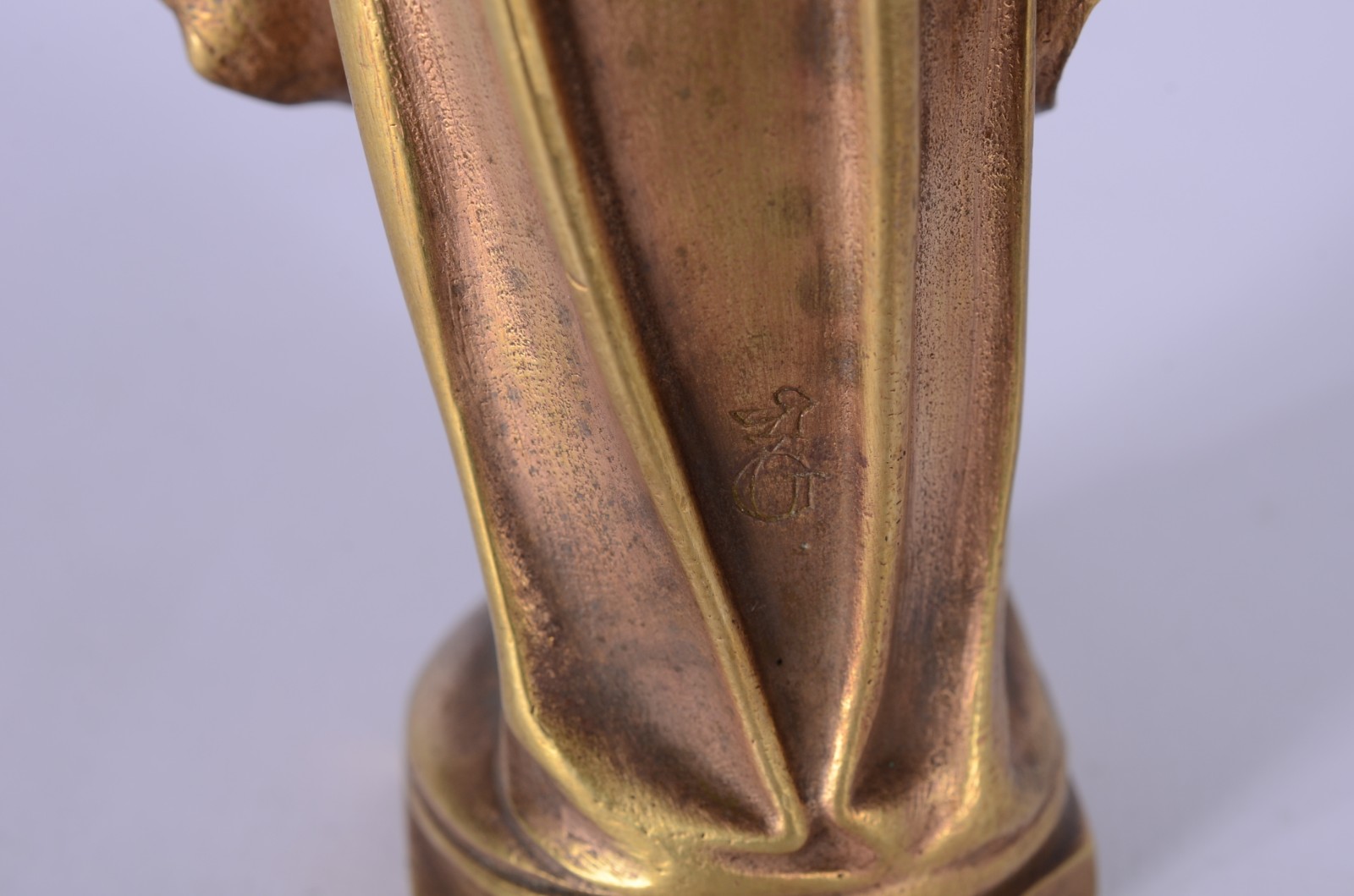 Escultura representando figura feminina com véu e manto de bronze e... - foto 7 de 8