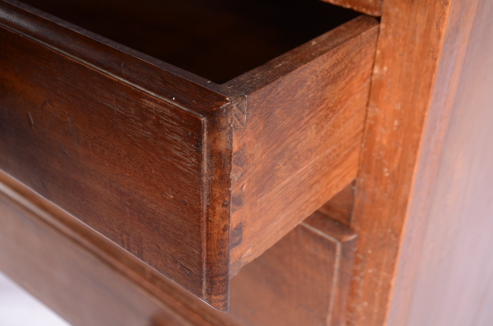 Cômoda de madeira nobre, 2 gavetões e 2 gavetas, pernas retas. Com... - foto 3 de 7