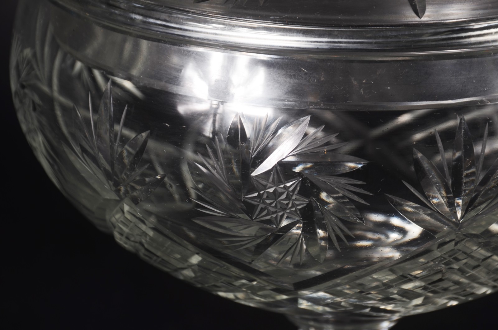 Duas peças de cristal europeu lapidado, sendo: compoteira e licoreira... - foto 3 de 11