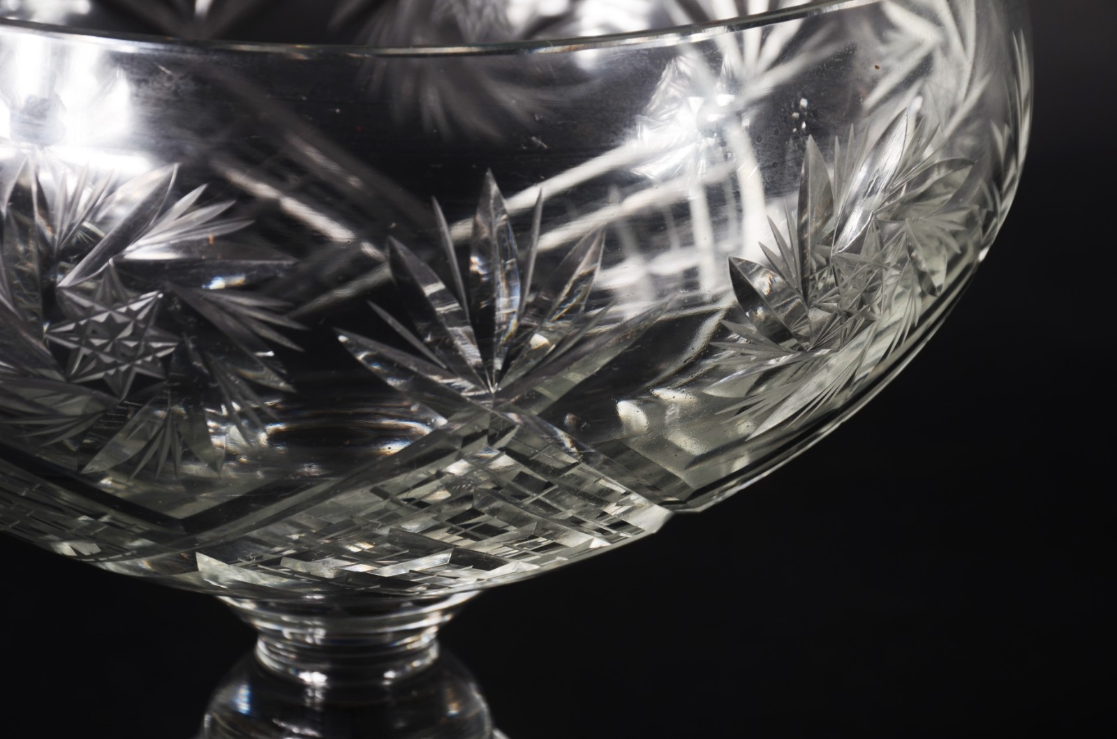 Duas peças de cristal europeu lapidado, sendo: compoteira e licoreira... - foto 6 de 11