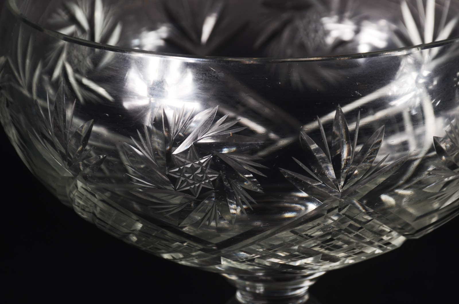Duas peças de cristal europeu lapidado, sendo: compoteira e licoreira... - foto 8 de 11