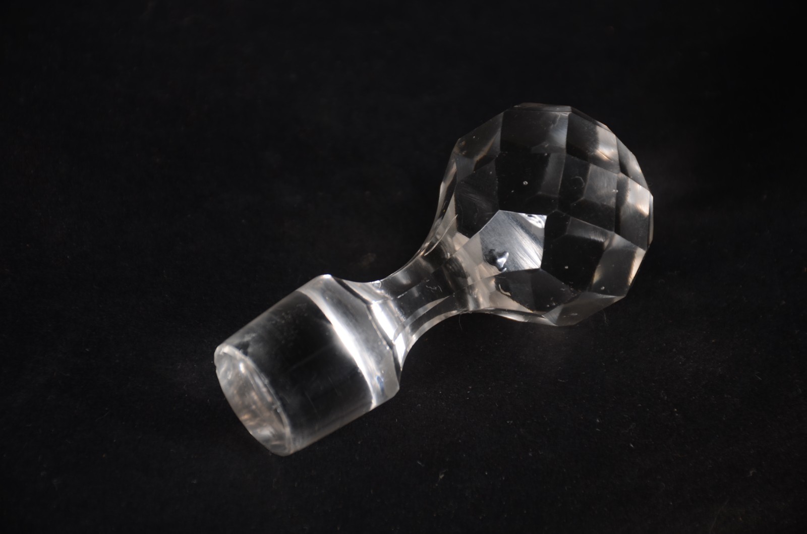 Duas peças de cristal europeu lapidado, sendo: compoteira e licoreira... - foto 10 de 11