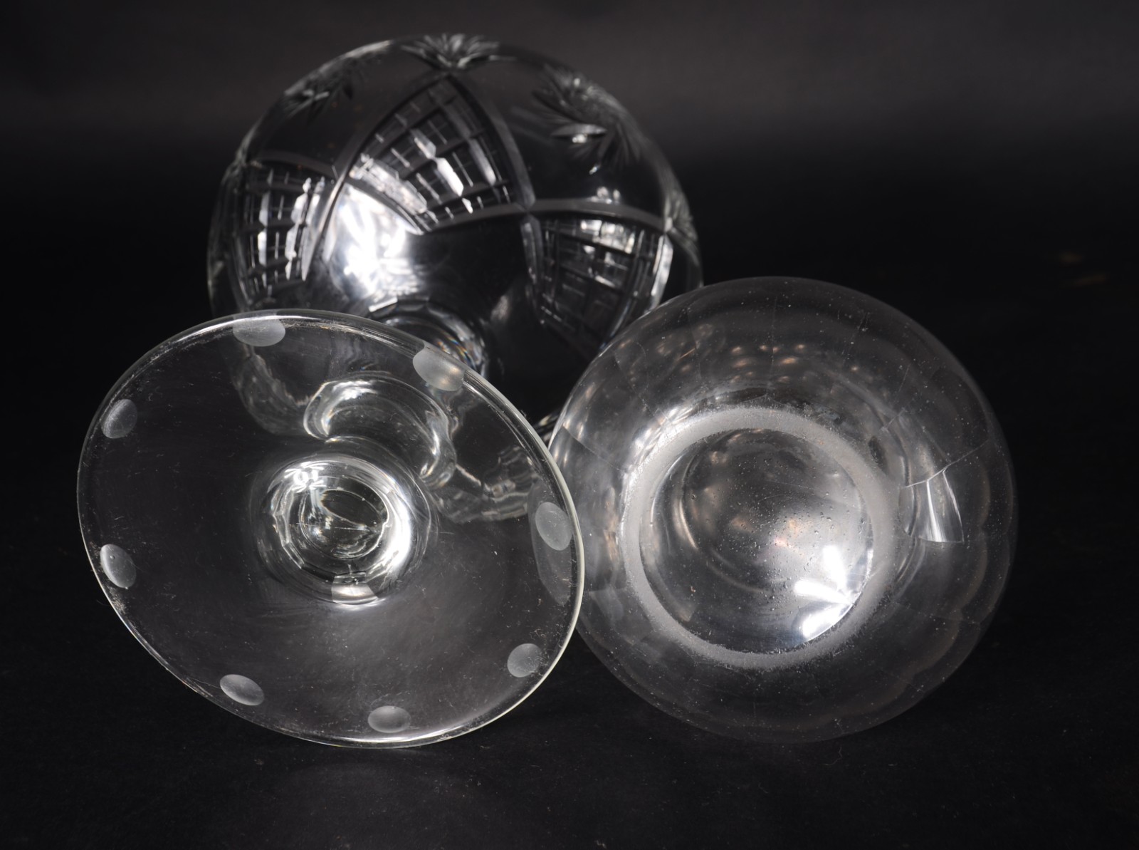 Duas peças de cristal europeu lapidado, sendo: compoteira e licoreira... - foto 11 de 11