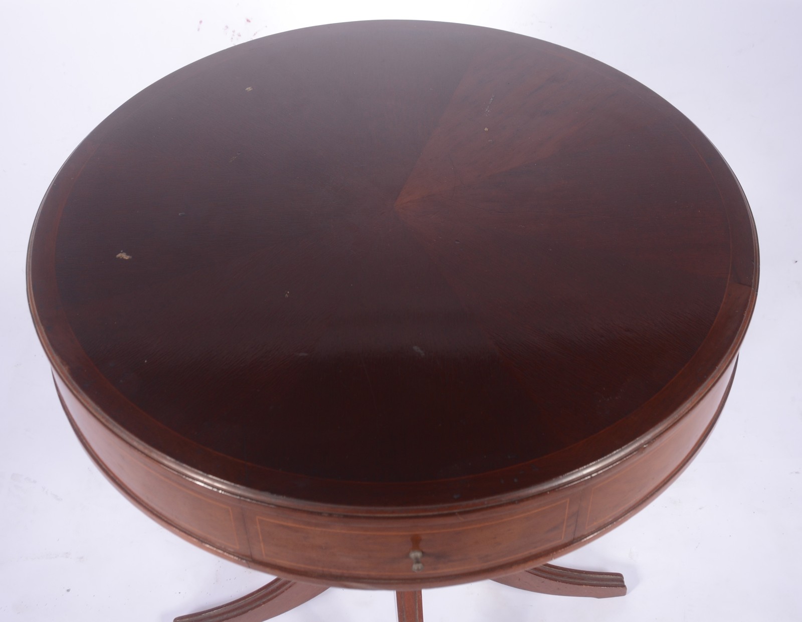 Mesa auxiliar de madeira nobre com 4 gavetinhas, tampo redondo... - foto 3 de 5