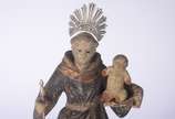 Santo Antonio com menino - Imagem de madeira po... - Santo Antonio com menino - Imagem de madeira policromada com cajado e resplendor. Século XIX. Desgastes.