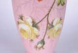 Vaso de opalina na cor rosa com flores em polic... - Vaso de opalina na cor rosa com flores em policromia e friso dourado (desgastes).