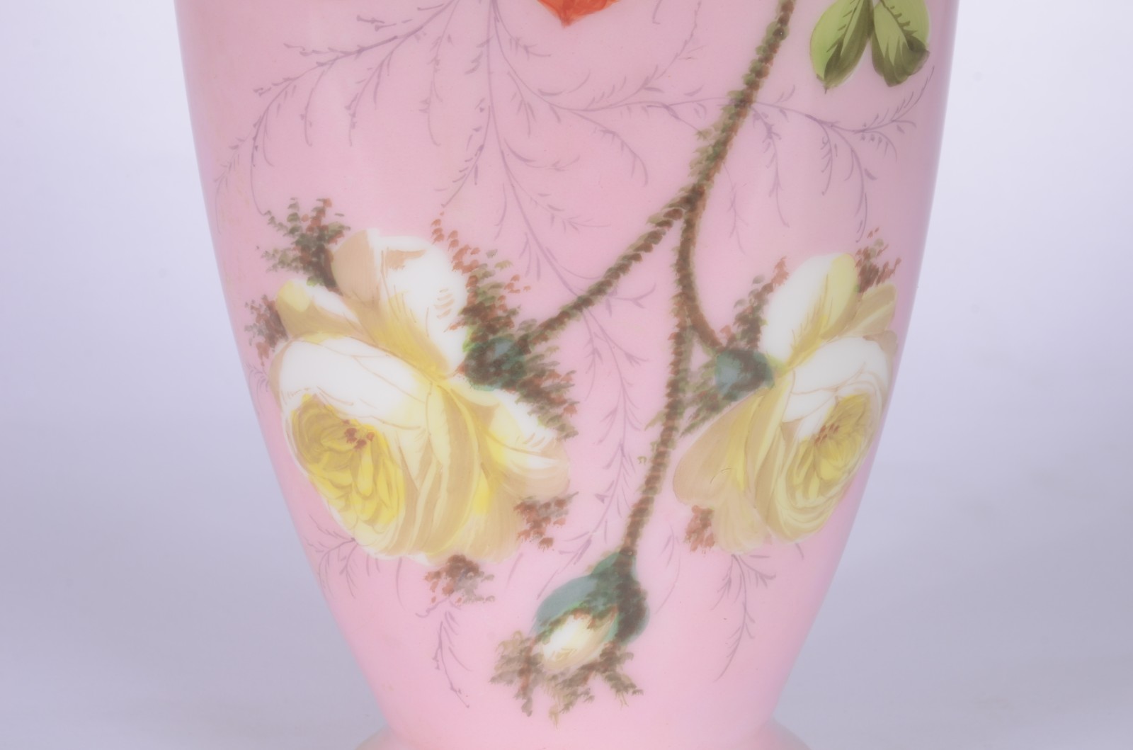 Vaso de opalina na cor rosa com flores em policromia e friso dourado... - foto 2 de 6