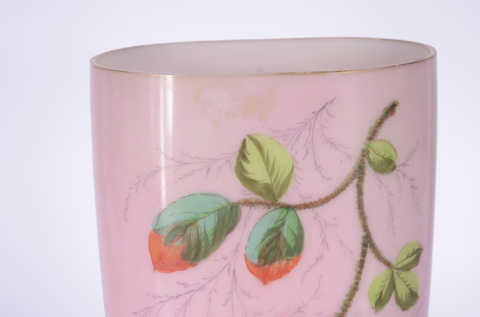 Vaso de opalina na cor rosa com flores em policromia e friso dourado... - foto 3 de 6