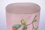 Vaso de opalina na cor rosa com flores em polic... - Vaso de opalina na cor rosa com flores em policromia e friso dourado (desgastes).