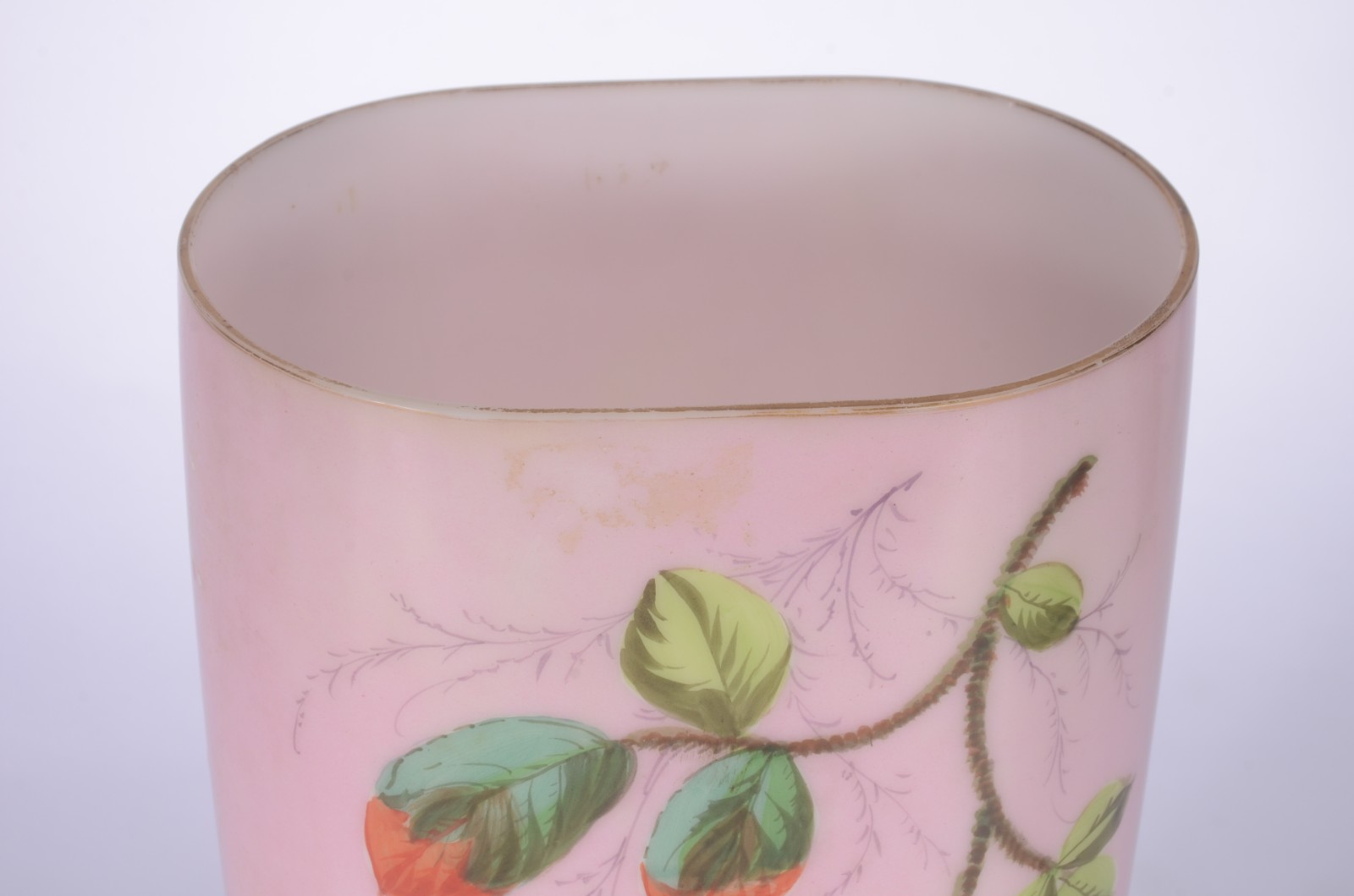 Vaso de opalina na cor rosa com flores em policromia e friso dourado... - foto 4 de 6