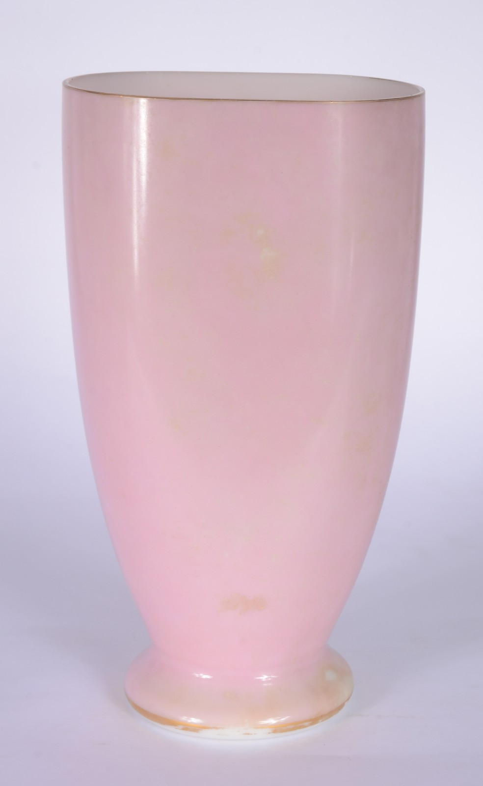 Vaso de opalina na cor rosa com flores em policromia e friso dourado... - foto 5 de 6