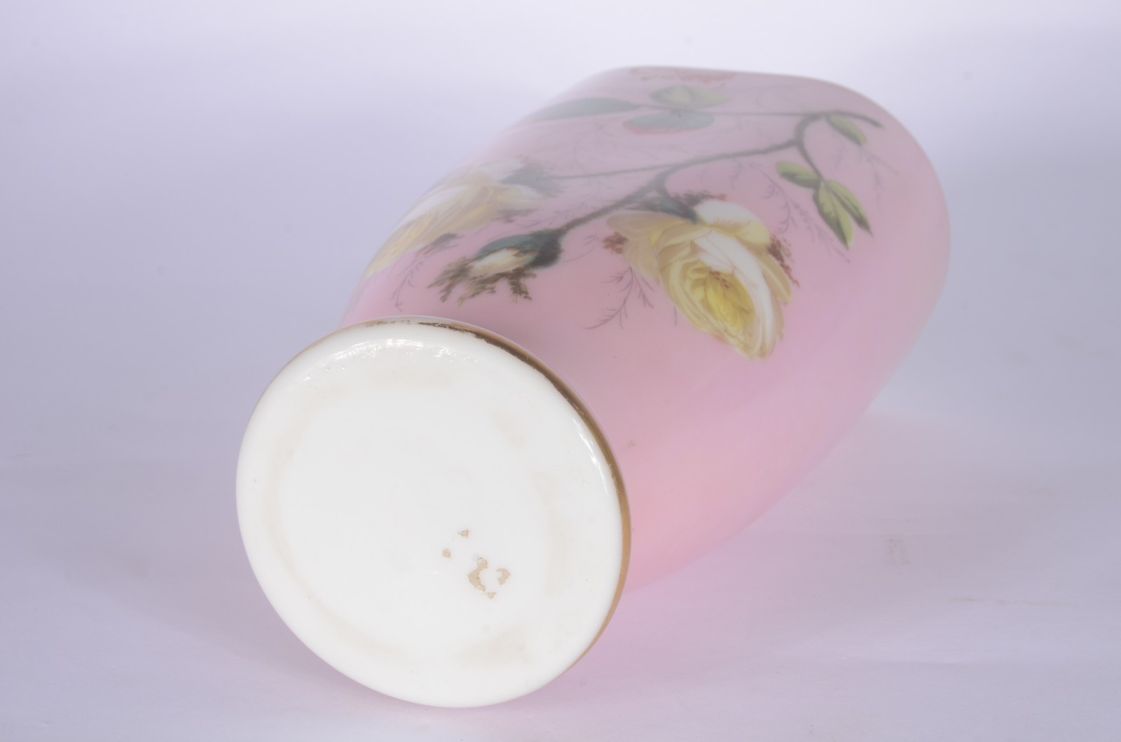 Vaso de opalina na cor rosa com flores em policromia e friso dourado... - foto 6 de 6