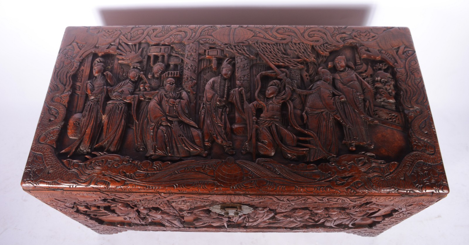 Arca chinesa em sândalo com trabalhos entalhados nas cinco faces... - foto 7 de 11