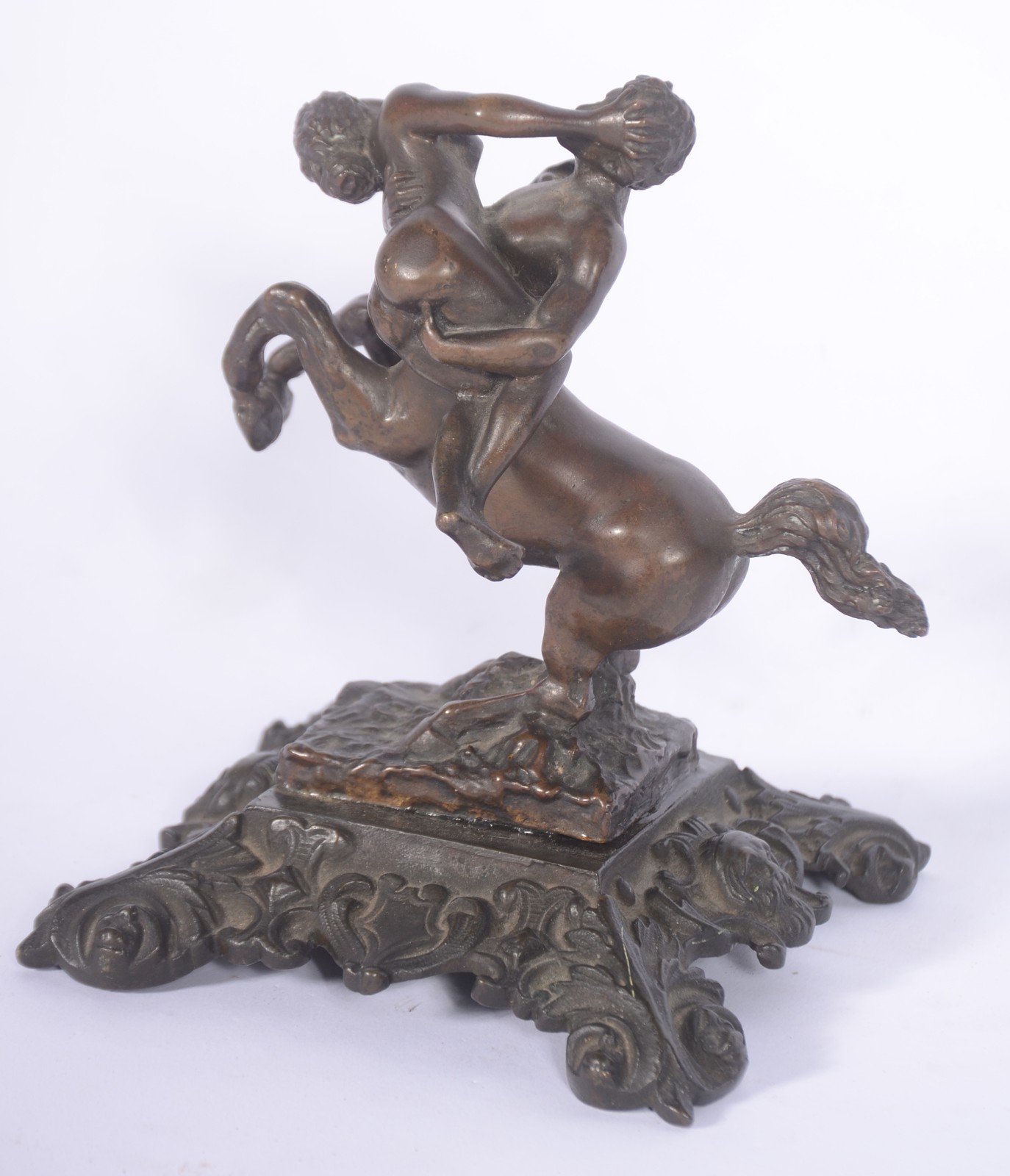 Escultura de bronze representando "centauro raptando mulher". - foto 3 de 8