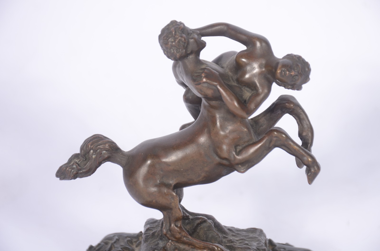 Escultura de bronze representando "centauro raptando mulher". - foto 4 de 8