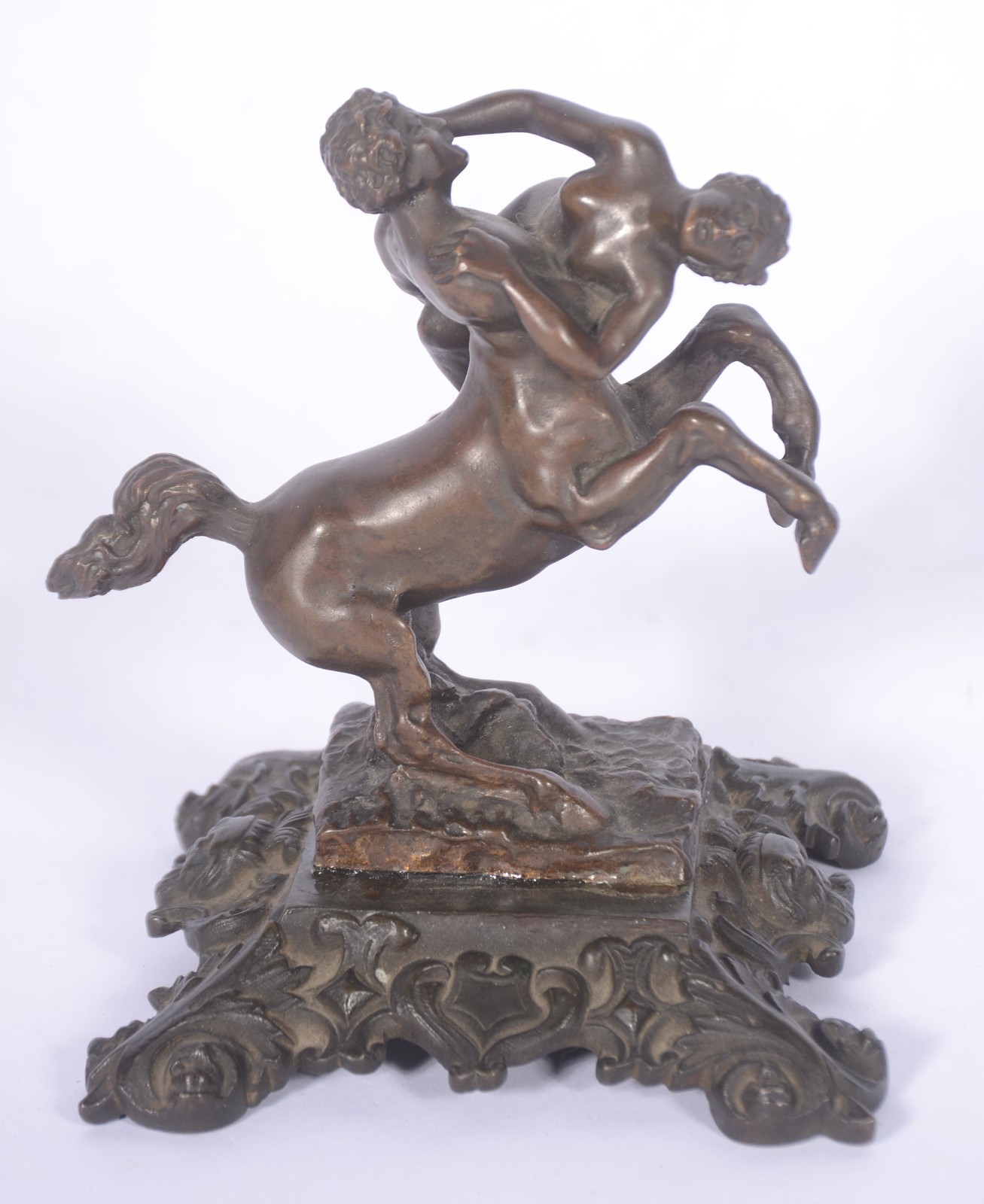 Escultura de bronze representando "centauro raptando mulher". - foto 1 de 8