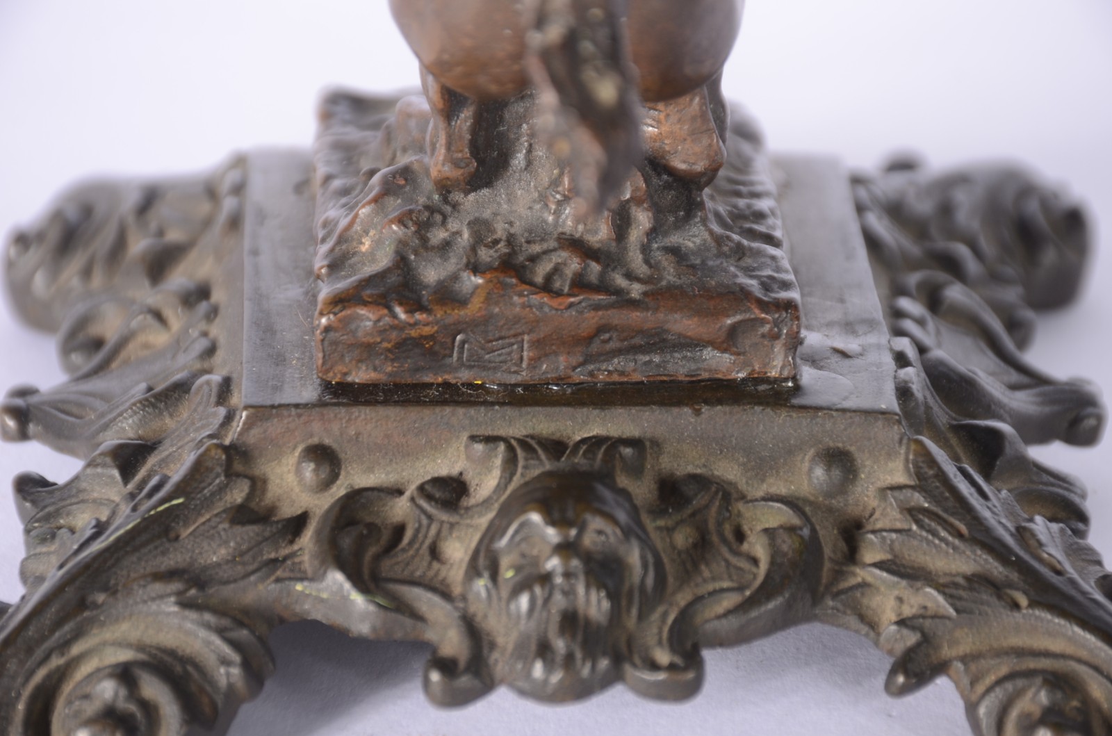 Escultura de bronze representando "centauro raptando mulher". - foto 7 de 8