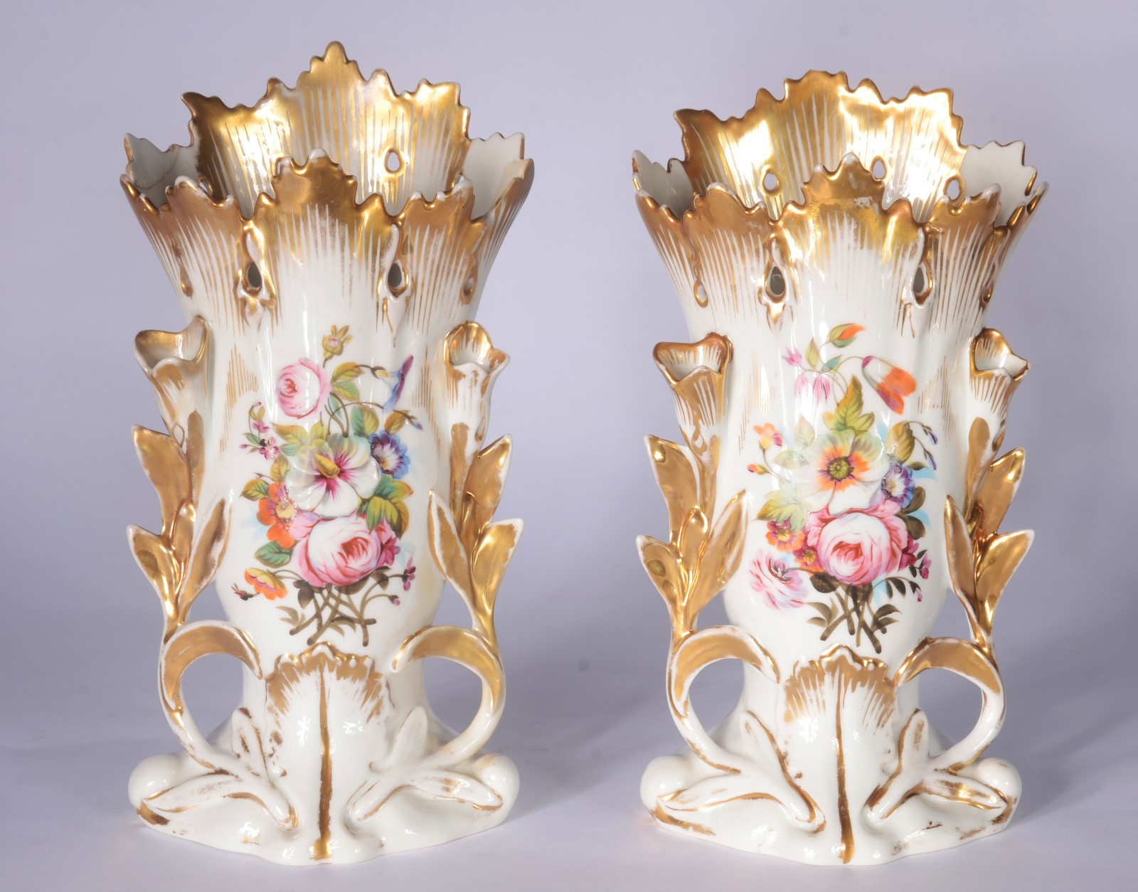 Par de vasos de porcelana francesa Velho Paris na cor branca com... - foto 1 de 10