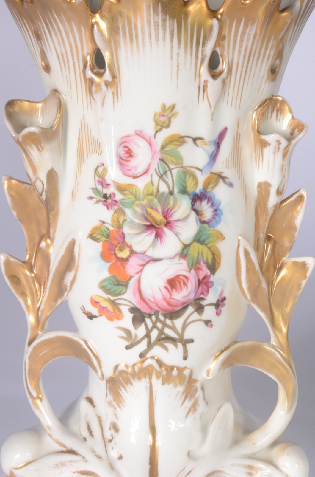Par de vasos de porcelana francesa Velho Paris na cor branca com... - foto 2 de 10