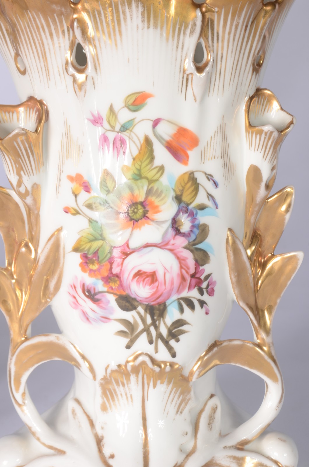 Par de vasos de porcelana francesa Velho Paris na cor branca com... - foto 3 de 10