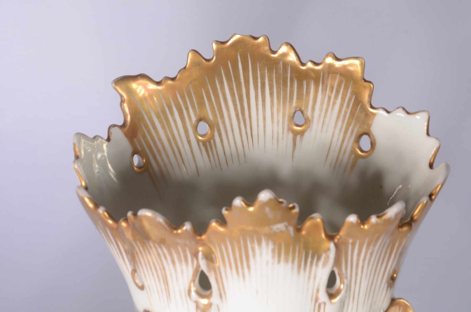 Par de vasos de porcelana francesa Velho Paris na cor branca com... - foto 5 de 10