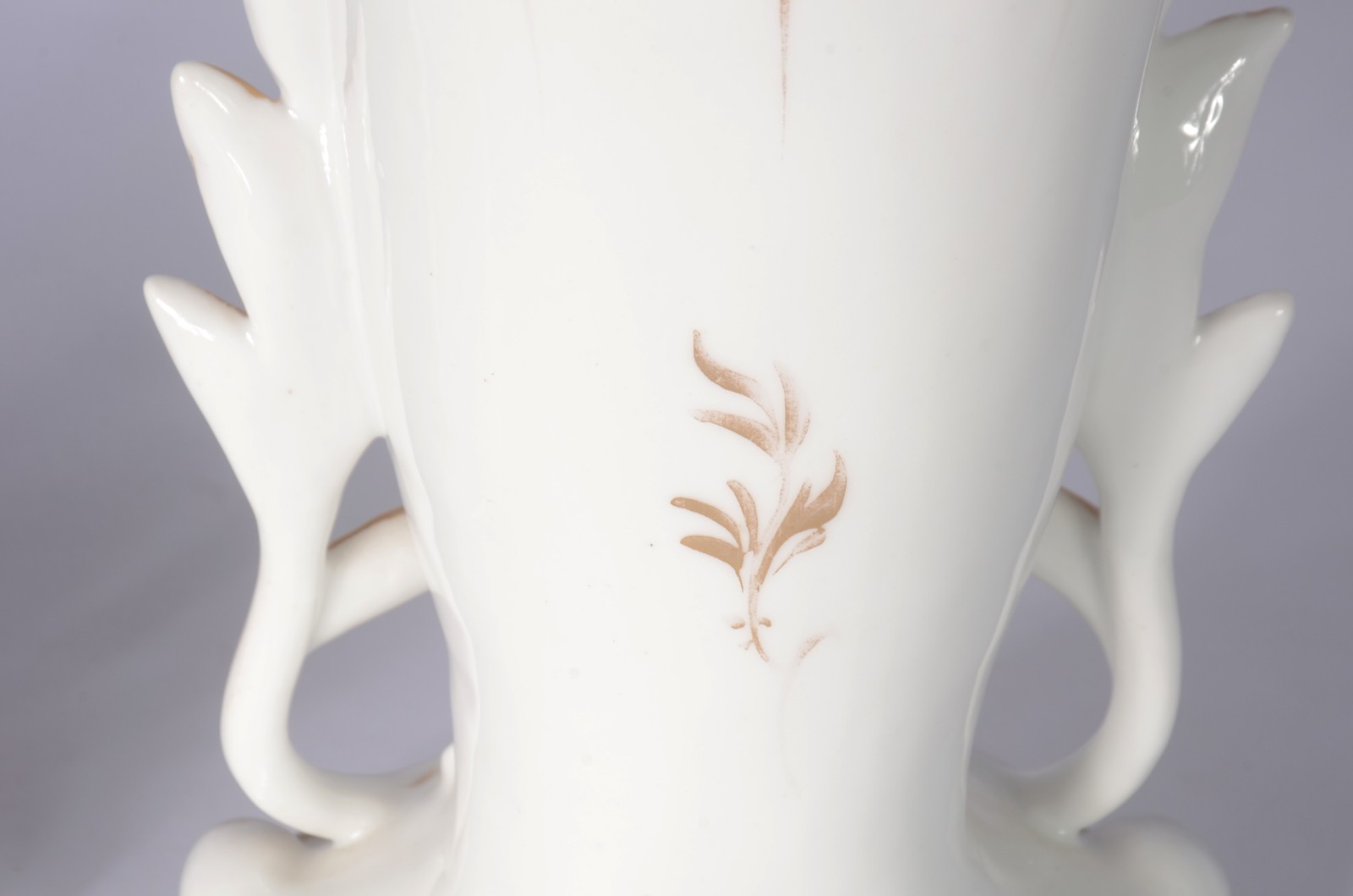 Par de vasos de porcelana francesa Velho Paris na cor branca com... - foto 6 de 10