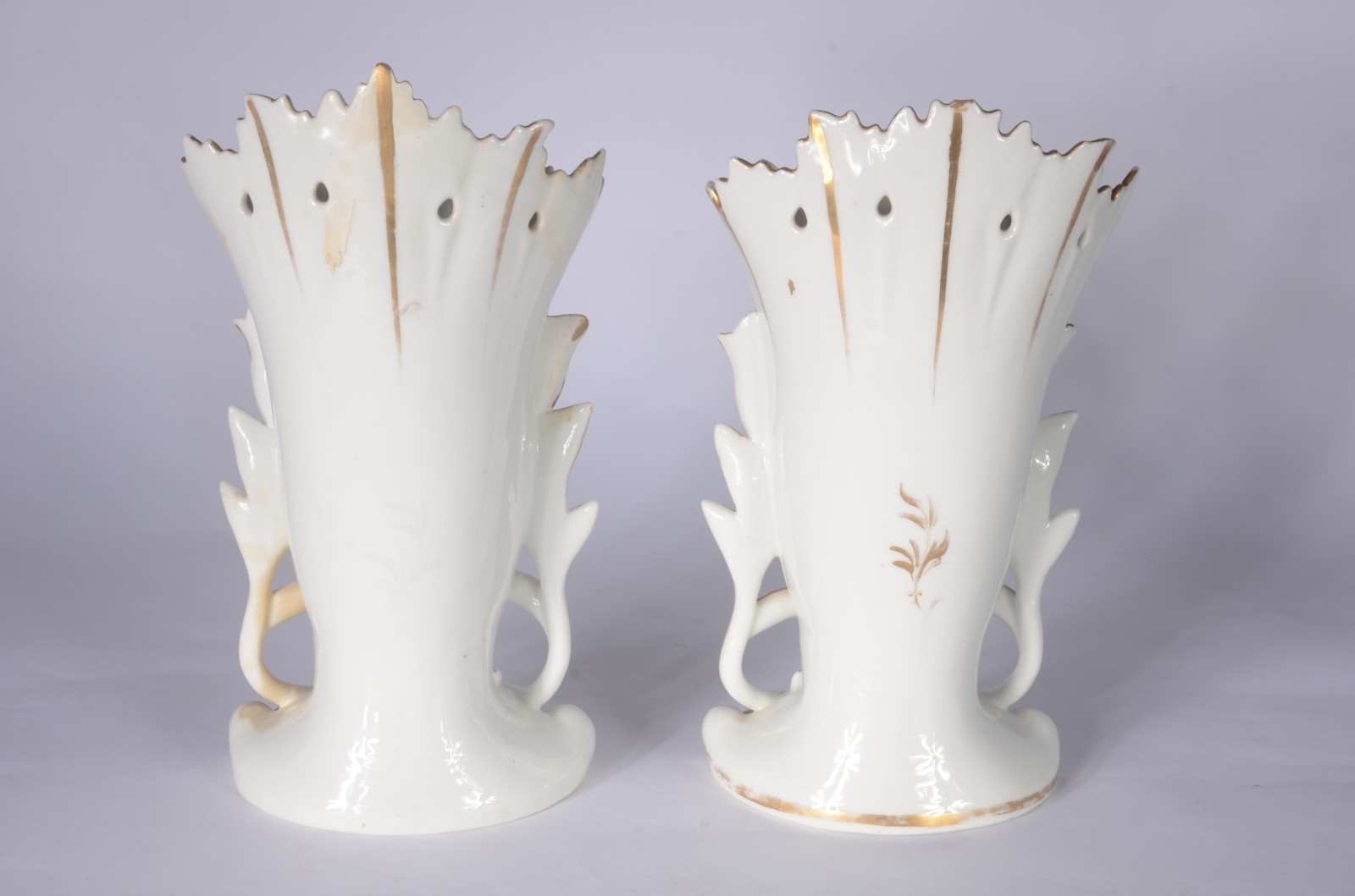 Par de vasos de porcelana francesa Velho Paris na cor branca com... - foto 7 de 10