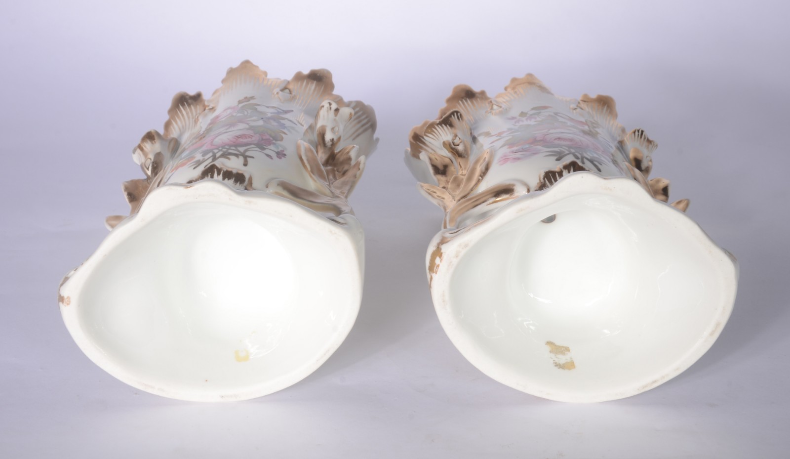 Par de vasos de porcelana francesa Velho Paris na cor branca com... - foto 10 de 10