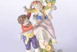 Par de candelabros de porcelana alemã para 4 ve... - Par de candelabros de porcelana alemã para 4 velas cada, decorados com figuras infantis camponeses e flores em relevo policromado. Marcados na b...