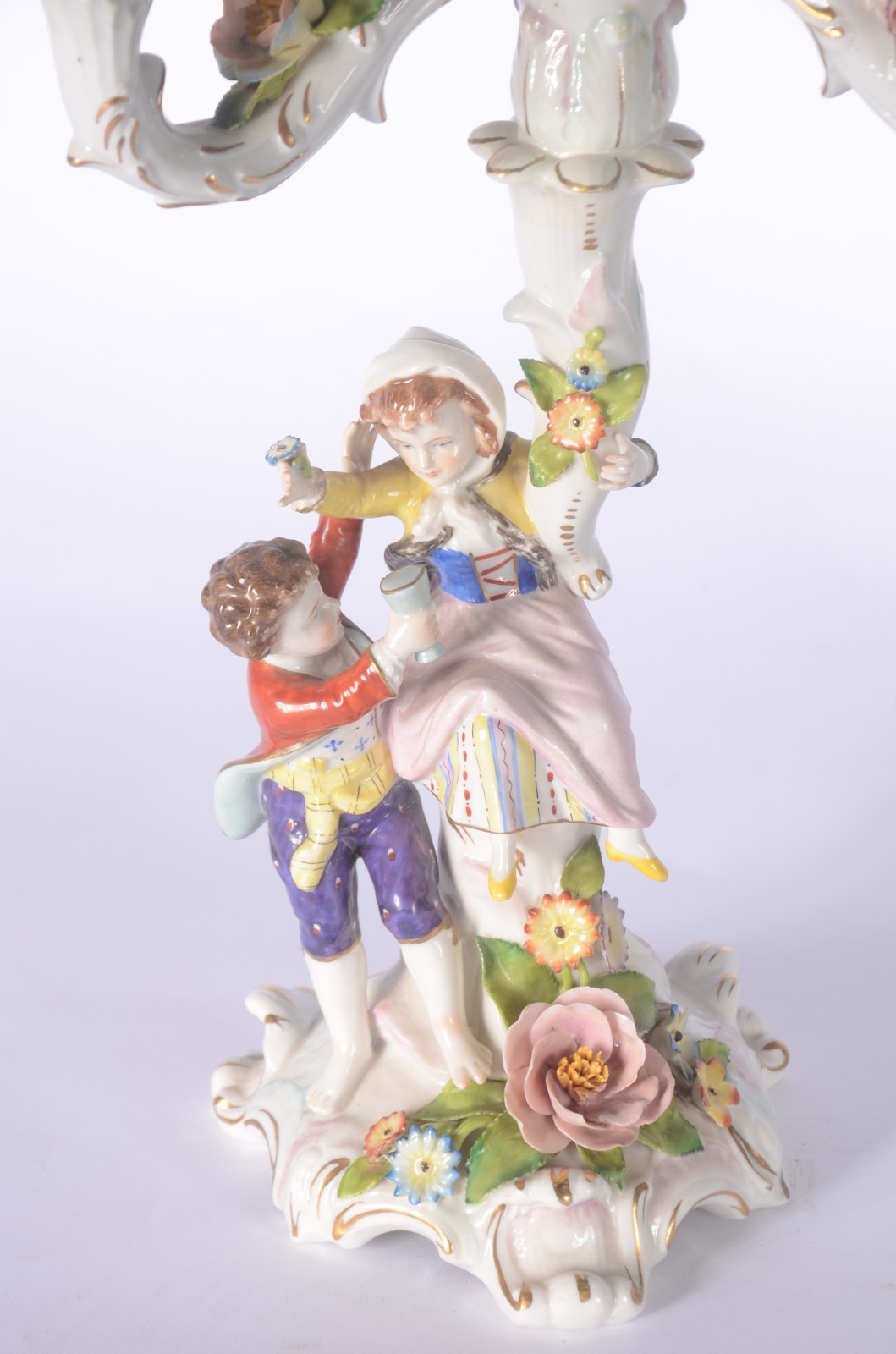 Par de candelabros de porcelana alemã para 4 velas cada, decorados... - foto 2 de 9