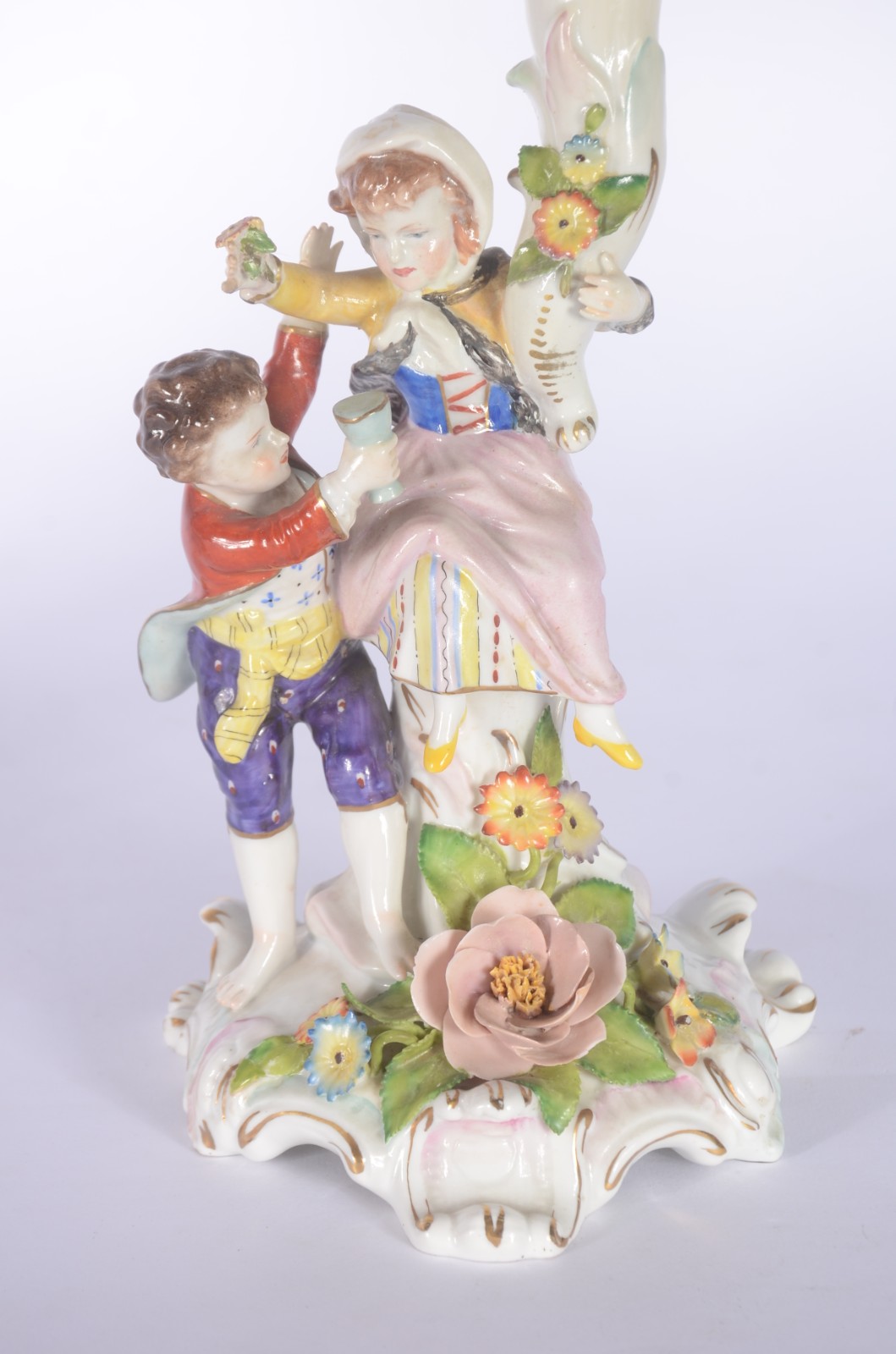 Par de candelabros de porcelana alemã para 4 velas cada, decorados... - foto 3 de 9