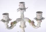 Par de candelabros de porcelana alemã para 4 ve... - Par de candelabros de porcelana alemã para 4 velas cada, decorados com figuras infantis camponeses e flores em relevo policromado. Marcados na b...