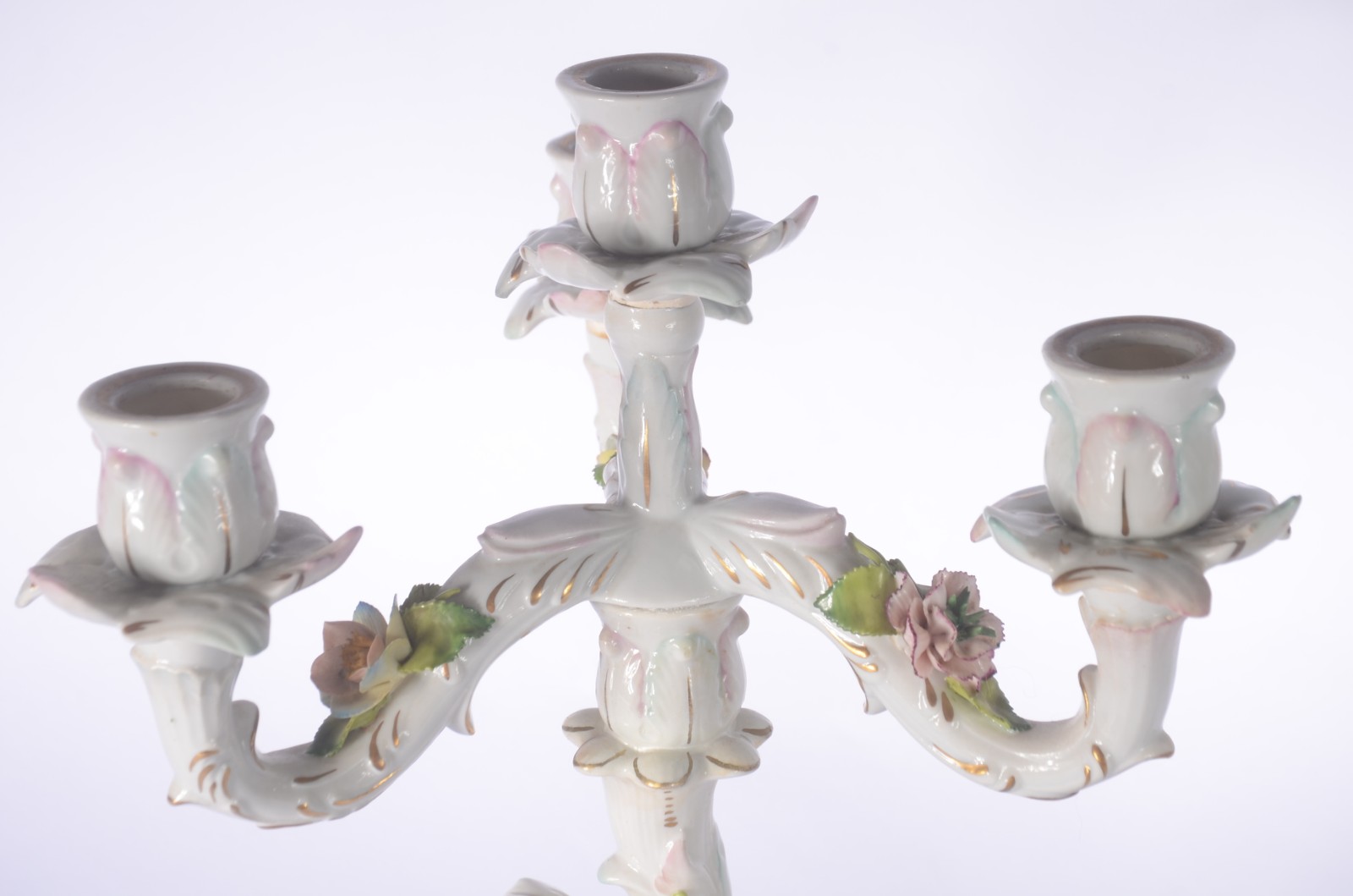 Par de candelabros de porcelana alemã para 4 velas cada, decorados... - foto 4 de 9
