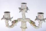 Par de candelabros de porcelana alemã para 4 ve... - Par de candelabros de porcelana alemã para 4 velas cada, decorados com figuras infantis camponeses e flores em relevo policromado. Marcados na b...