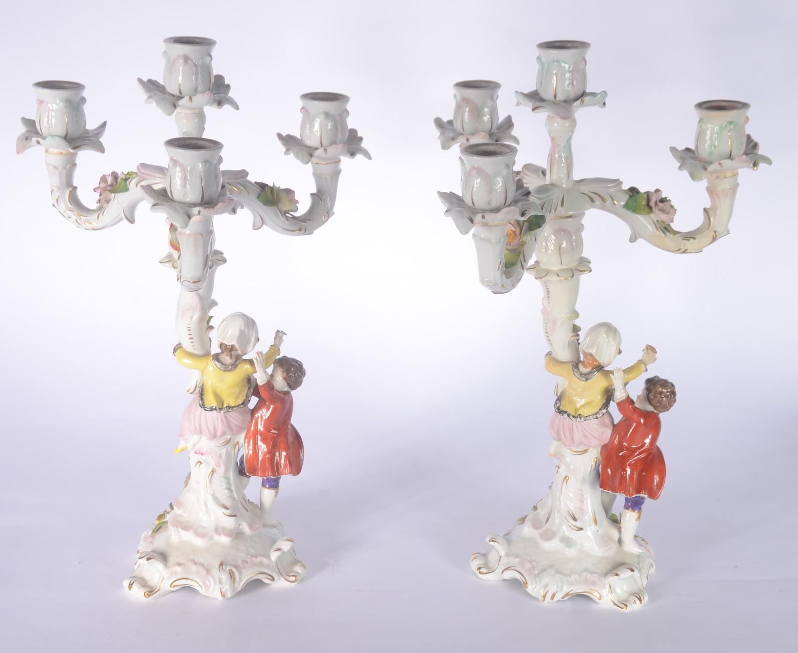 Par de candelabros de porcelana alemã para 4 velas cada, decorados... - foto 6 de 9