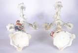 Par de candelabros de porcelana alemã para 4 ve... - Par de candelabros de porcelana alemã para 4 velas cada, decorados com figuras infantis camponeses e flores em relevo policromado. Marcados na b...