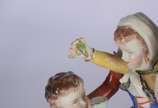 Par de candelabros de porcelana alemã para 4 ve... - Par de candelabros de porcelana alemã para 4 velas cada, decorados com figuras infantis camponeses e flores em relevo policromado. Marcados na b...